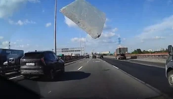  В Санкт-Петербурге с мусоровоза выпал мусор и разбил лобовое стекло легкового автомобиля