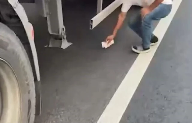  Денежный &laquo;дождь&raquo; в Москве: байкер выронил пачки денег, которые разлетелись по дороге