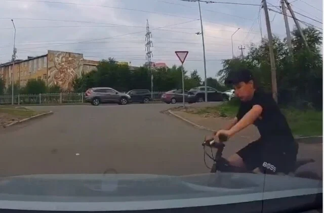  &laquo;Неожиданно выехал на проезжую часть&raquo;: в Красноярске автомобиль сбил 11-летнего велосипедиста