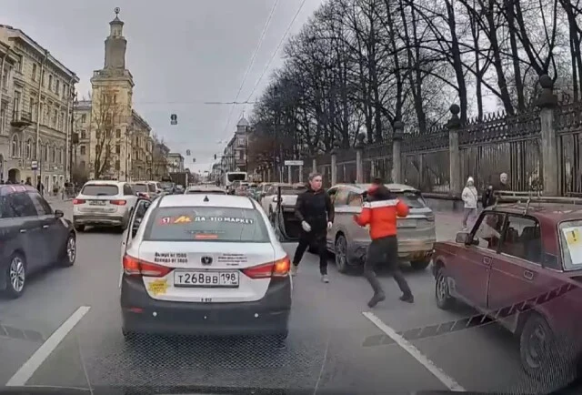  В Петербурге двое водителей устроили драку посреди проезжей части