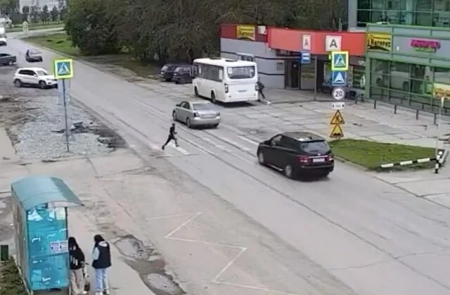  &laquo;Бежал к матери&raquo;: 8-летний ребенок попал под колеса автомобиля в Верхней Салде