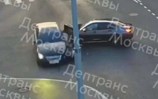  Водитель &laquo;Лексуса&raquo; сбежал места ДТП в Москве