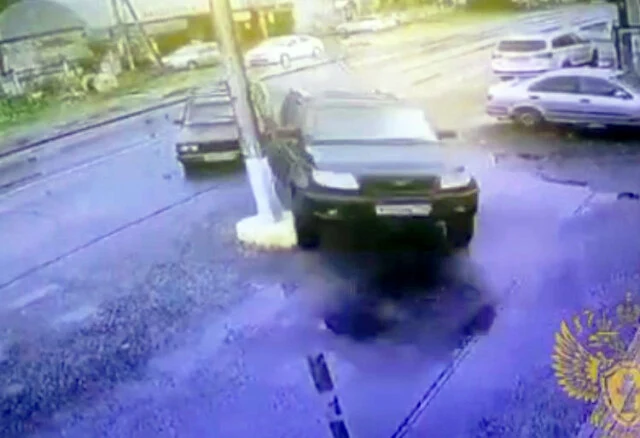  В Подмосковье в результате ДТП внедорожник въехал в магазин и сбил женщину-покупателя