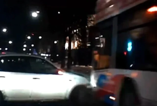  Переоценил возможности или не учёл дорожную обстановку? Lada Granta и троллейбус столкнулись в ц