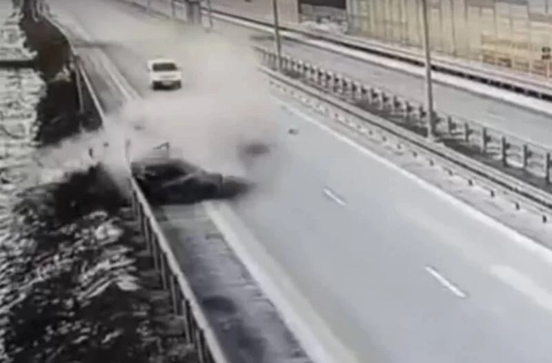  Момент ДТП на трассе М-11 &laquo;Нева&raquo;: BMW двигался с большой скоростью и врезался в ограждение