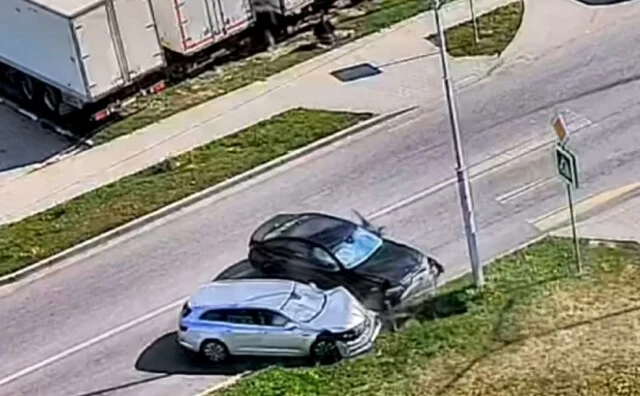  Два автомобиля столкнулись на Бульваре Юности в Белгороде