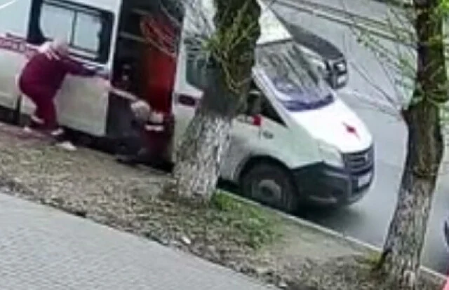  В Кирове скорая помощь покатилась и придавила водителя