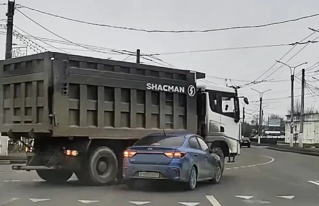  &laquo;Слона-то я и не приметил&raquo;: в Чебоксарах водитель легкового автомобиля пошёл на таран самосвала