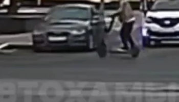  В Туле автомобиль сбил самокатчика, который пытался пересечь проезжую часть на красный