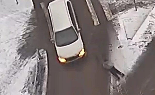  В Красноярске водитель автомобиля при повороте направо сбил девушку