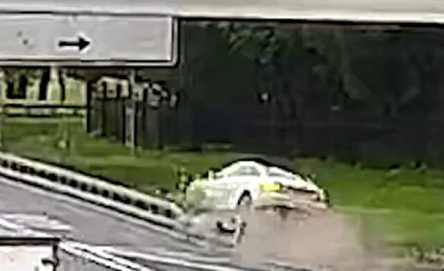  Легковой автомобиль налетел на ограждение и перевернулся на МКАД