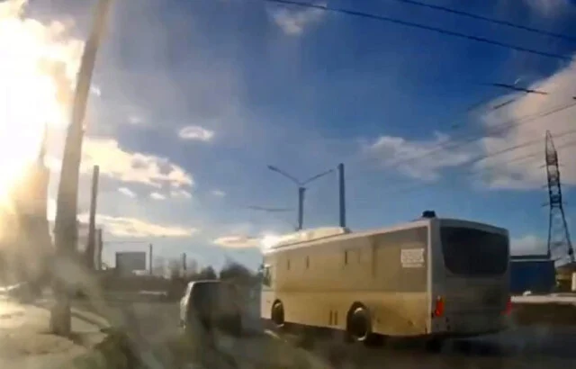  В Чебоксарах водитель кроссовера пытался съехать с кольца перед автобусом, но не смог