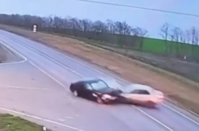  &laquo;Поворачивал налево и не пропустил&raquo;: два автомобиля и автобус столкнулись в Ростовской области