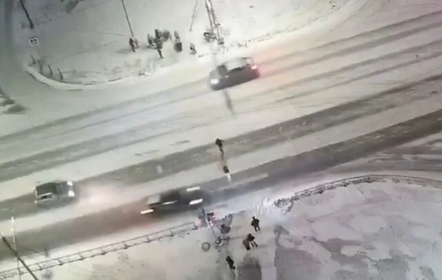  &laquo;Оба на красный!&raquo;. Камера запечатлела момент наезда на пешехода в Вологде