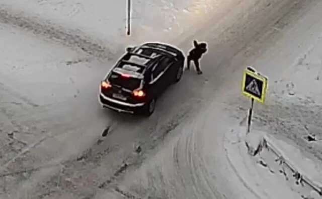  В Апатитах под колеса иномарки попал ребенок