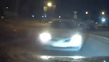  В Красноярске водитель легковушки при повороте врезался в две машины и скрылся