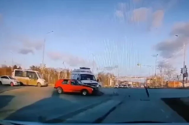  Легковой автомобиль и скорая столкнулись на перекрестке в Омске