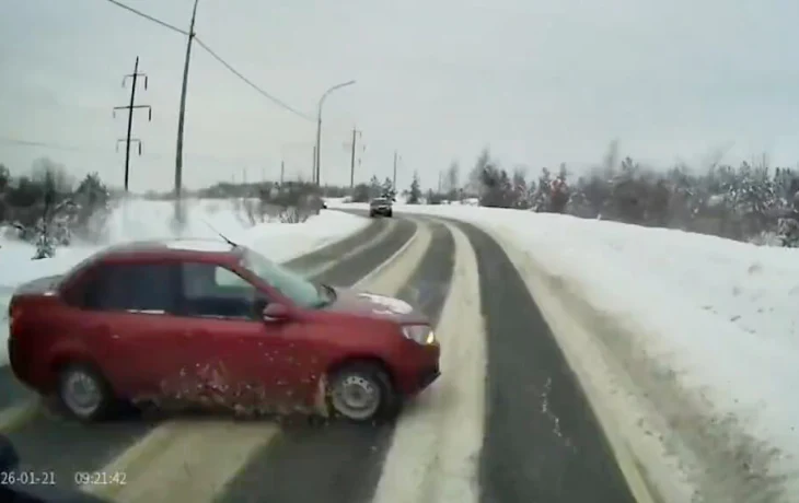  &laquo;Не справилась с управлением&raquo;: &laquo;Гранту&raquo; вынесло под встречную фуру под Нижним Новгородом