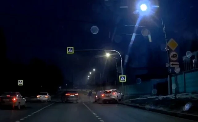  В Петербурге водитель кроссовера не успел затормозить и врезался в столб