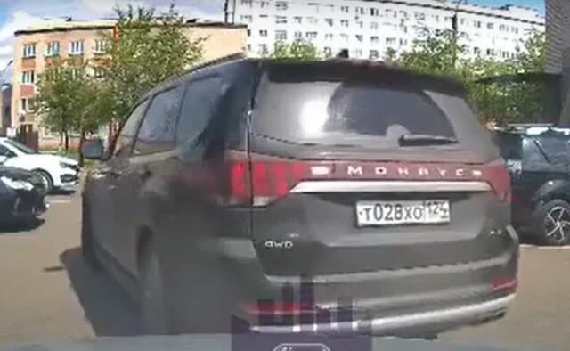 &laquo;Cдавал задним ходом и вину не признает&raquo;: водитель устроил ДТП на парковке в Красноярске
