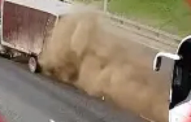  Момент ДТП на МКАД: водитель автобуса не заметил стоящую &laquo;Газель&raquo;