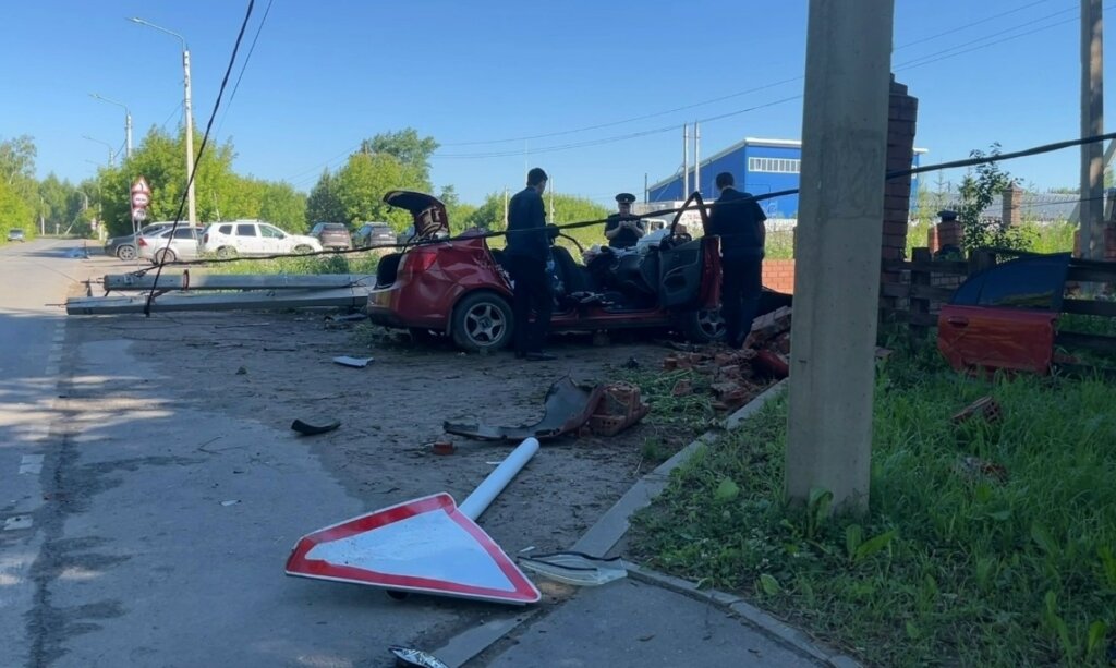 &amp;#171;В машине было 6 человек&amp;#187;: в Иванове пьяная компания на Kia Rio врезалась в столб