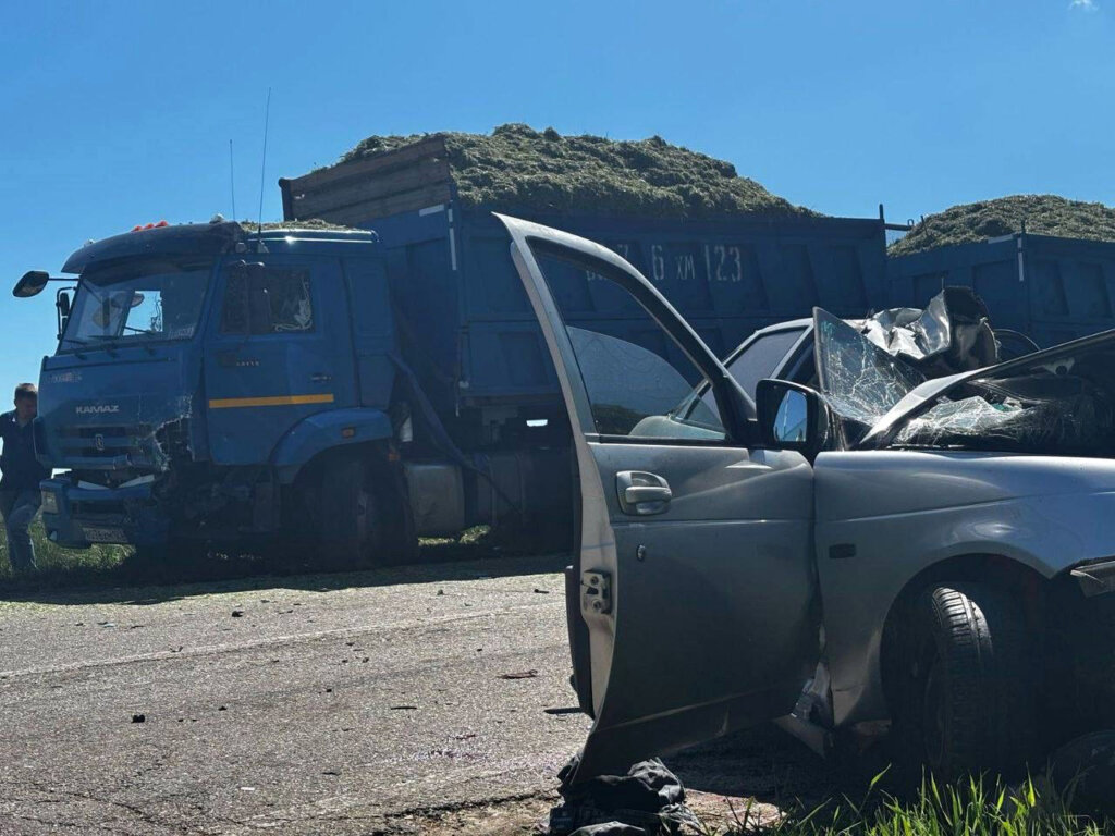 &amp;#171;Приору&amp;#187; смяло от столкновения с КамАЗом в Краснодарском крае