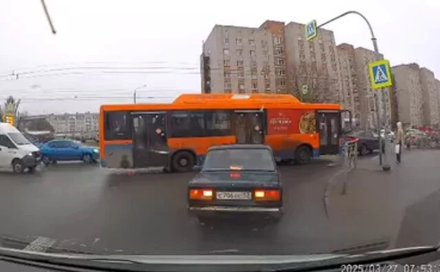  ДТП в Великом Новгороде: водитель автобуса не успел затормозить и въехал в легковушку