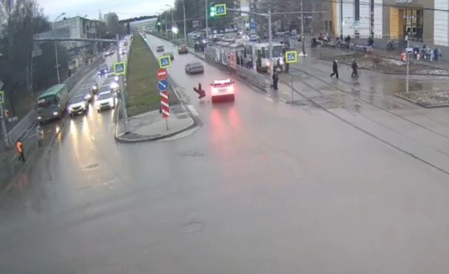  В Екатеринбурге школьник перебегал дорогу на красный и попал под колеса машины