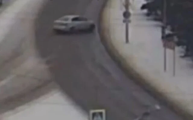  &laquo;Не справился с управлением&raquo;: легковой автомобиль врезался в дерево в Красноярске