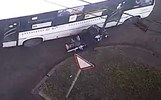  В Красноярске автобус поворачивал направо и проехался по мотоциклу