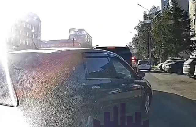  &laquo;Сам себя наказал&raquo;: водитель универсала пытался вклиниться в полосу и въехал в &laquo;Крузак&raquo;