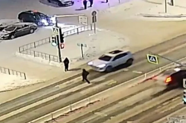  В Нижневартовске сильно пьяный мужчина перебегал дорогу на красный и попал под машину