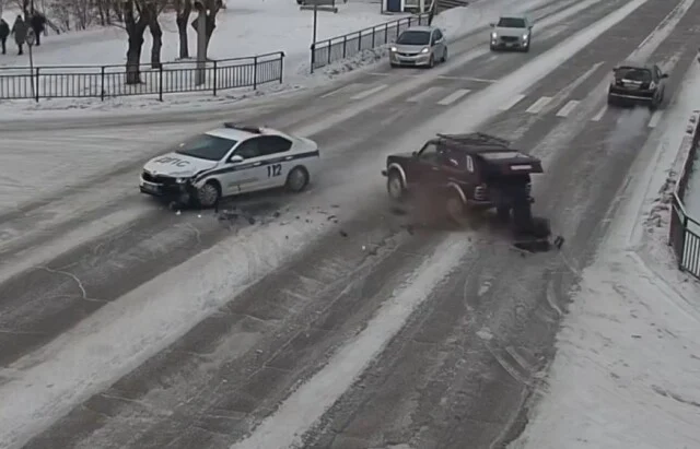  Водитель &laquo;Нивы&raquo; не пропустил автомобиль ДПС на перекрестке в Улан-Удэ