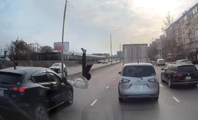  В Улан-Удэ девушка перебегала дорогу и попала под колеса автомобиля