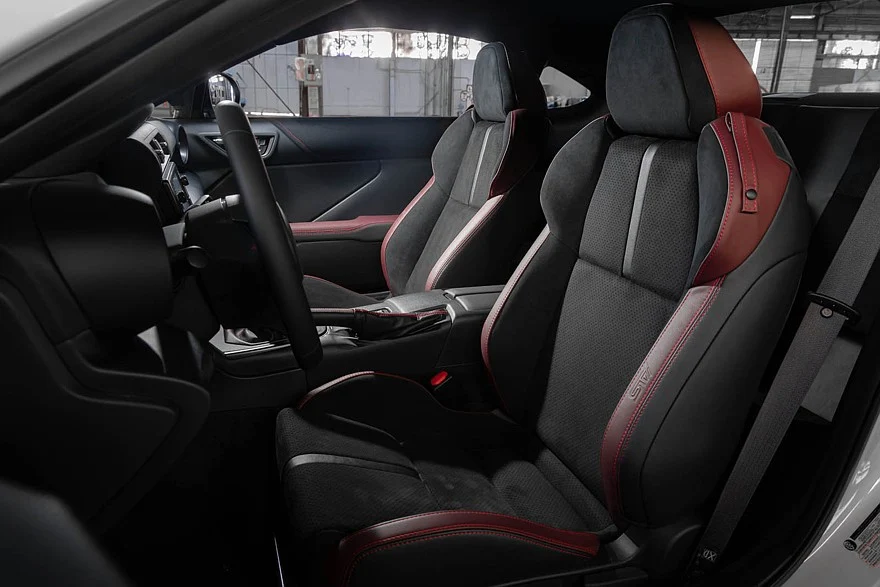 На фото: салон Subaru BRZ ZC15