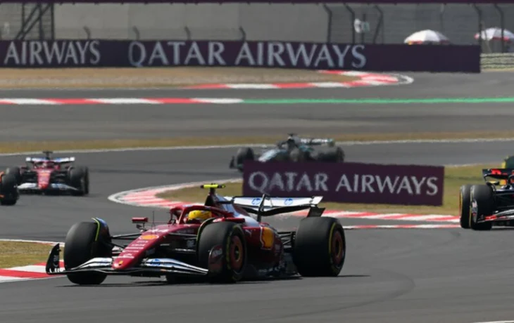 Хэмилтон одержал первую победу с Ferrari, Ферстаппен &mdash; 3-й. Результаты спринта в Ф1 в Китае