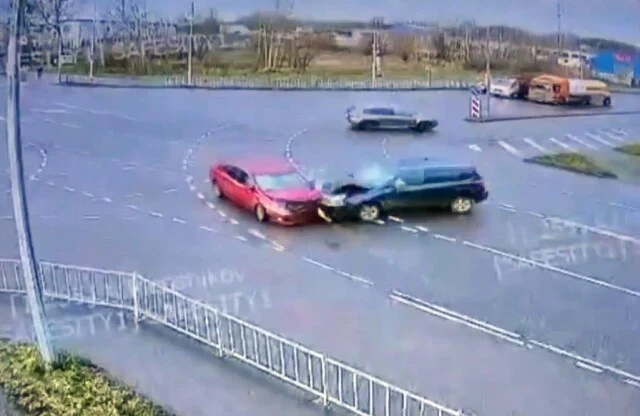  Один двигался на желтый, а другой поворачивал: два автомобиля столкнулись на перекрестке в Калин