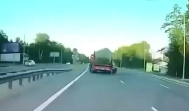  Момент ДТП в Пензе: легковой автомобиль потерял управление и съехал в кювет