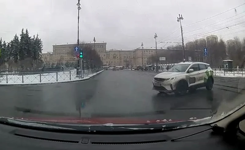  Авария в Санкт-Петербурге: водитель каршерингового автомобиля пытался повернуть налево