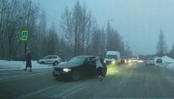  В Петрозаводске женщина на BMW объезжала затор по встречной полосе и сбила пешехода