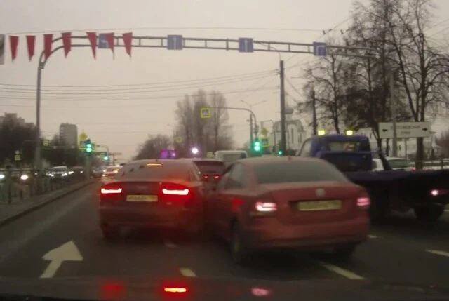  Авария на Пискаревском проспекте в Санкт-Петербурге: Audi пытался перестроиться в правую полосу 