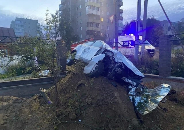  &laquo;Поиграл в GTA&raquo;: во Владимирской области пьяный водитель снёс забор и влетел во двор частного до