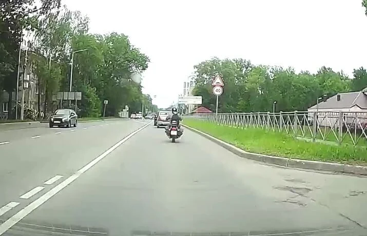  &laquo;Не выдержал безопасную дистанцию&raquo;: мотоцикл и легковой автомобиль столкнулись в Череповце