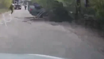  &laquo;Живой но переломался&raquo;: внедорожник столкнулся с деревом в Иркутске