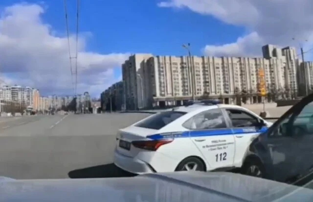  Двигался с &laquo;крякалкой&raquo;: полицейский автомобиль попал в ДТП на перекрестке в Санкт-Петербурге