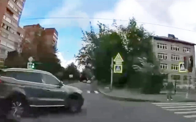  В Москве блондинка спровоцировала ДТП, в последний момент решив повернуть направо