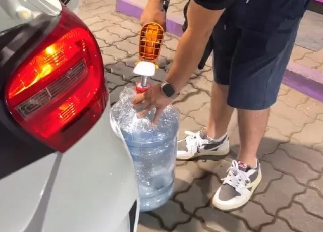  &laquo;Это фиаско, братан!&raquo;: в Сочи водитель пытался наполнить бензином бутыль для воды