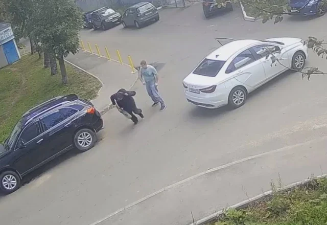  В Казани водитель ударил пешехода, который не уступил ему дорогу
