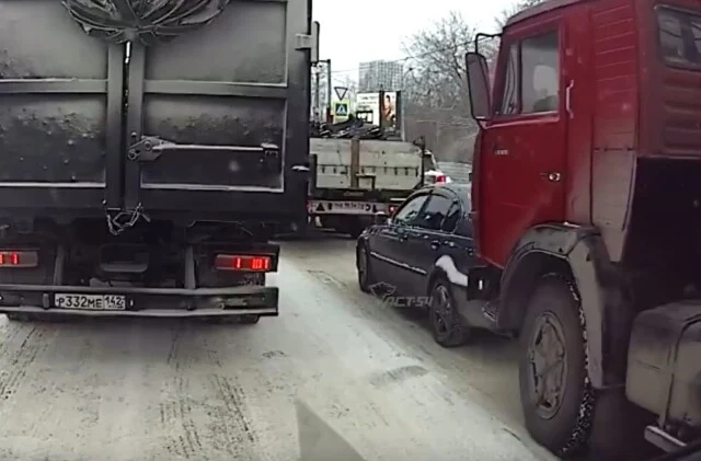  В Новосибирске груженный кирпичами КамАЗ не смог остановиться и въехал в BMW